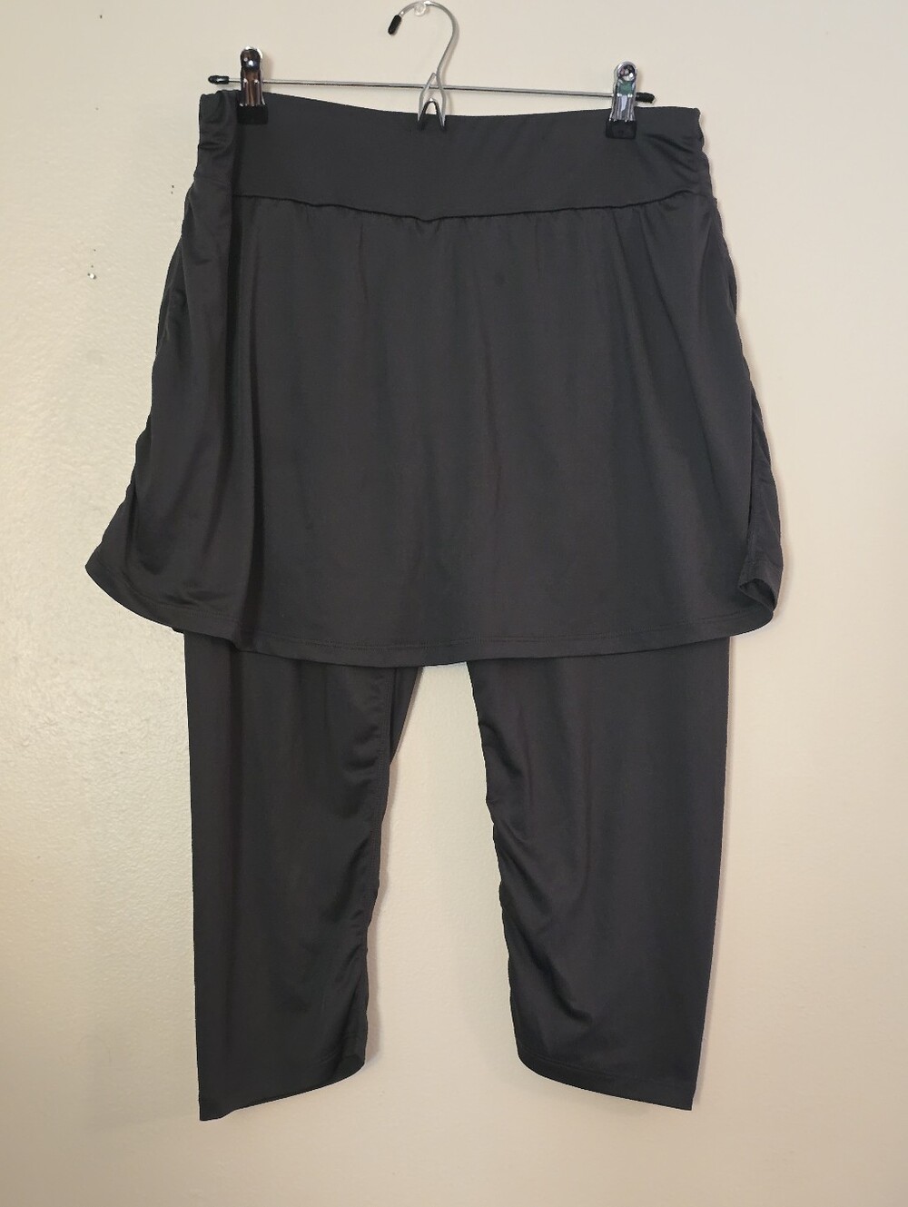 Women's Black Skirted Capri Leggings